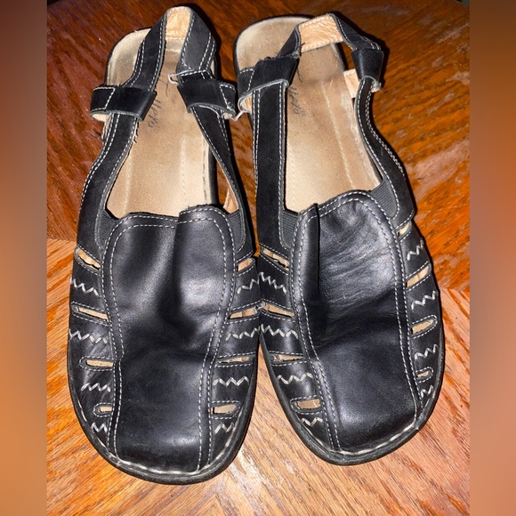 Trotters Shoes - Trotters Black Leather shoes with Stitch Detailing women size 9
